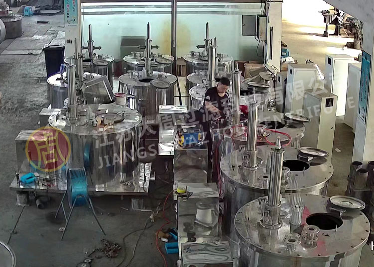 大周全自動刮刀離心機在化工和制藥行業的固液分離應用中具有顯著優勢